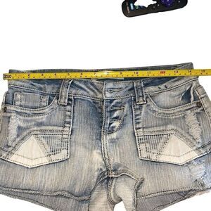 No Boundaries Blue Faded Denim Flat Front High-Rise Cut-Off Shorts Ladies Size 3